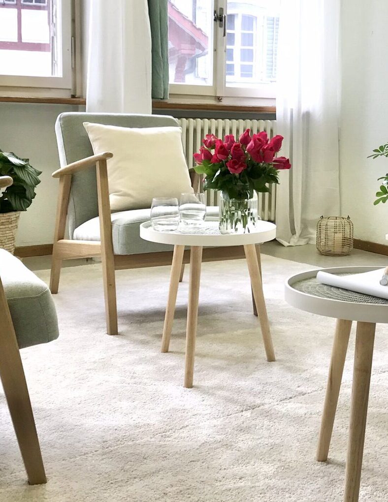 Sessel und Couchtische mit Blumen in der Praxis