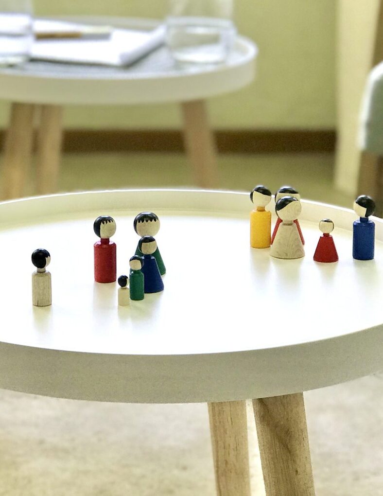 Couchtisch in der Praxis mit Holzfiguren